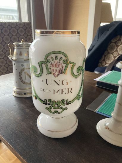 trois bougeoirs en porcelaine
