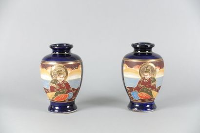 JAPON

Paire de vases couverts en céramique...