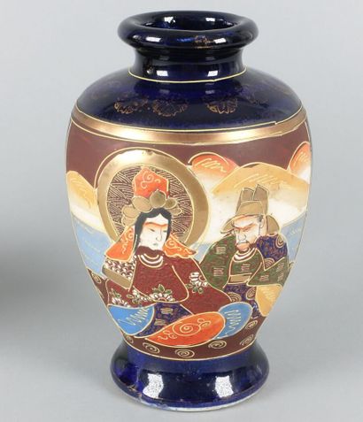 JAPON

Paire de vases couverts en céramique...