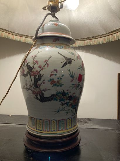 CHINE

Pot couvert en porcelaine blanche...