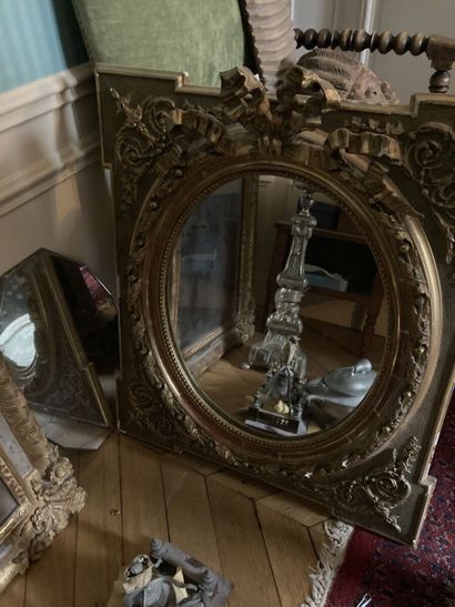 Miroir ovale dans un cadre rectangulaire...