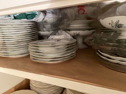 Partie de service de table en porcelaine...