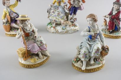Lot de quatre sujets en porcelaine représentant...