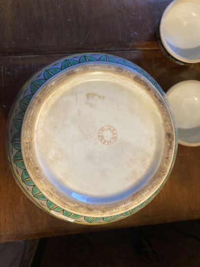 JAPON

Paire de pots couverts en porcelaine...