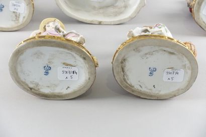 Lot de quatre sujets en porcelaine représentant...