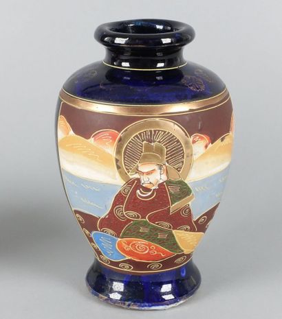 JAPON

Paire de vases couverts en céramique...