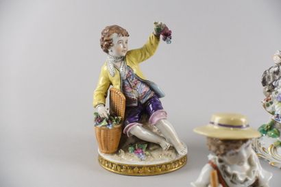 Lot de quatre sujets en porcelaine représentant...