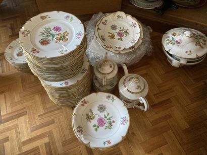 Partie de service de table en porcelaine...