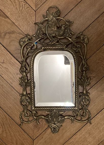 Miroir en laiton doré à décor d'un oiseau...