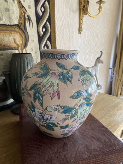 Vase boule en porcelaine à fond rose à décor...