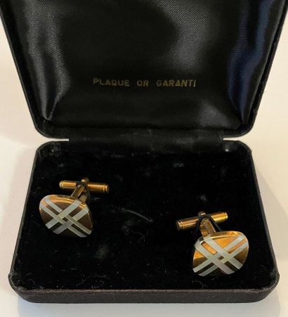 Lot de bijoux fantaisie, pinces, montres...