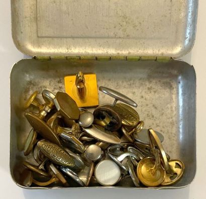 Lot de bijoux fantaisie, pinces, montres...
