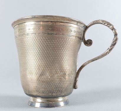 Tasse et sa sous-tasse en argent à décor...