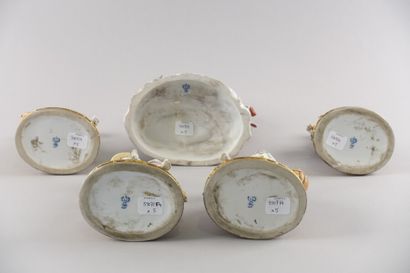 Lot de quatre sujets en porcelaine représentant...