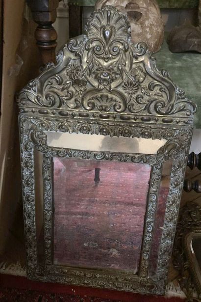 Miroir à parecloses dans un cadre en métal...
