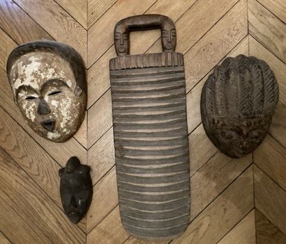 AFRIQUE 

Réunion de trois masques et d'une...