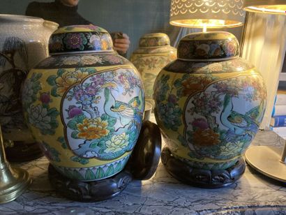 JAPON

Paire de pots couverts en porcelaine...
