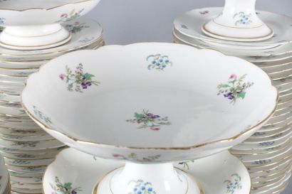 Partie de service de table en porcelaine...