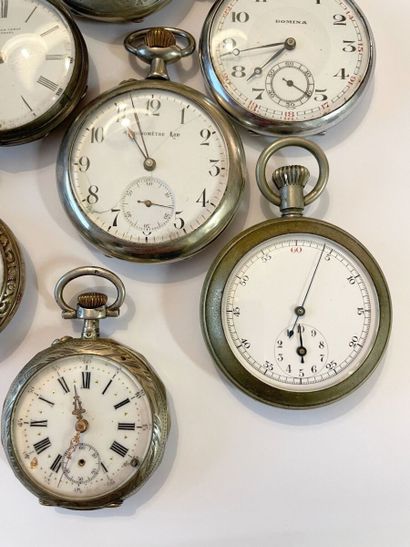 Lot de bijoux fantaisie, pinces, montres...
