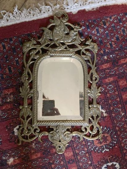 Miroir en laiton doré à décor d'un oiseau...