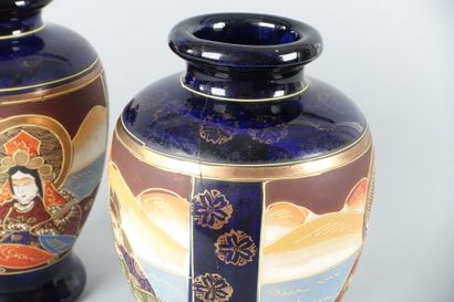 JAPON

Paire de vases couverts en céramique...