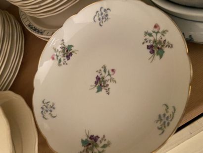 Partie de service de table en porcelaine...
