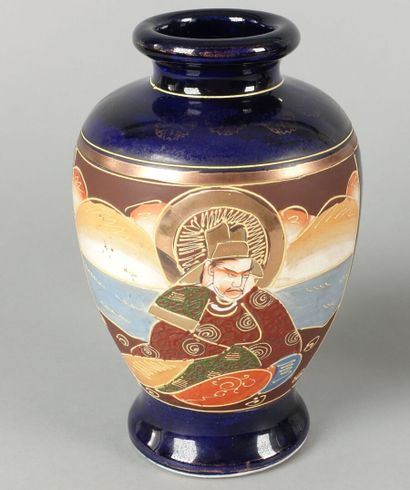 JAPON

Paire de vases couverts en céramique...