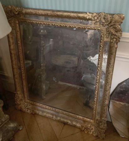 Miroir rectangulaire à parecloses, les écoinçons...