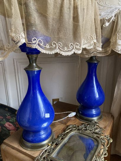 Paire de lampes en opaline bleue et monture...
