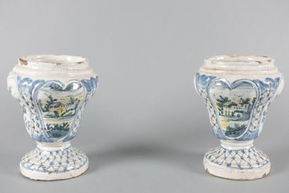 Lot de faïence comprenant deux pots sans...