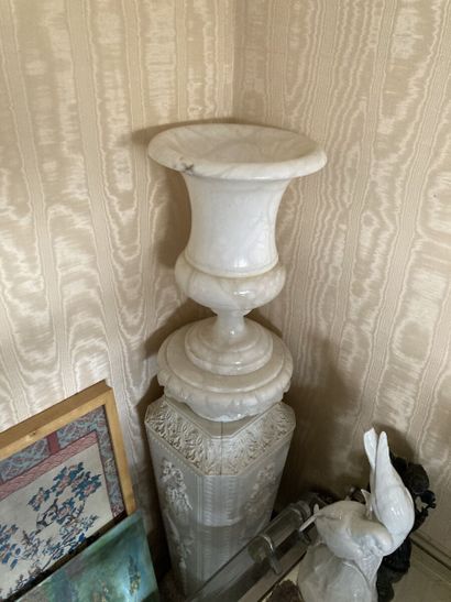 Vase Médicis en albâtre reposant sur une...