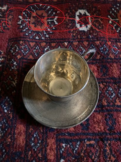 Tasse et sa sous-tasse en argent à décor...