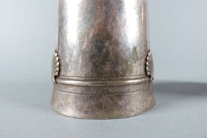 Réunion de deux timbales en argent, l'une...