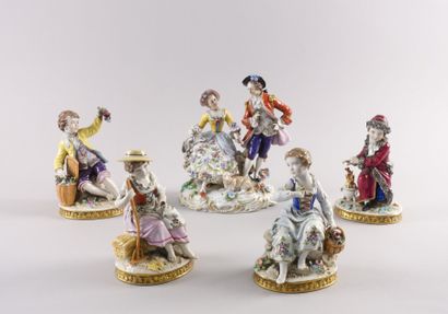 Lot de quatre sujets en porcelaine représentant...