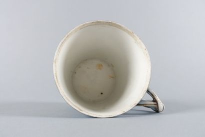 SÈVRES

Tasse

Marquée

Haut. : 10,2 cm ;...