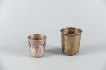 Réunion de deux timbales en argent, l'une...