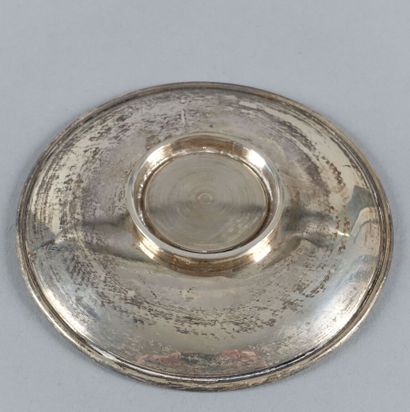 Tasse et sa sous-tasse en argent à décor...