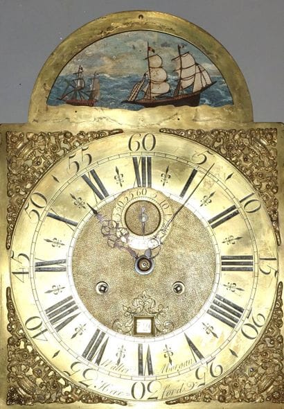 Horloge de parquet en acajou flammé, le cadran...