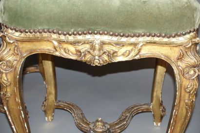 Paire de tabourets en bois sculpté et doré,...