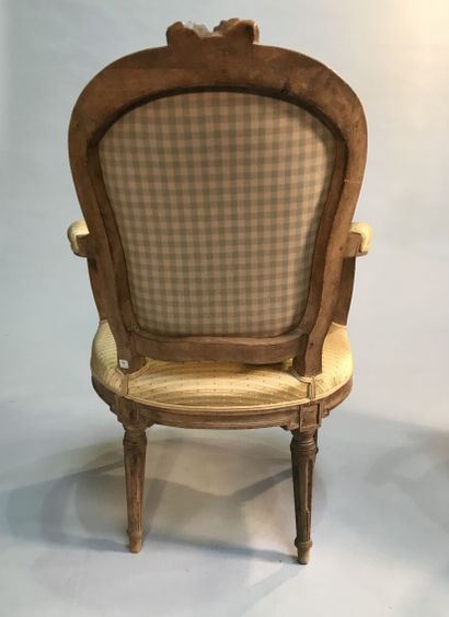 Paire de fauteuils en bois naturel mouluré...