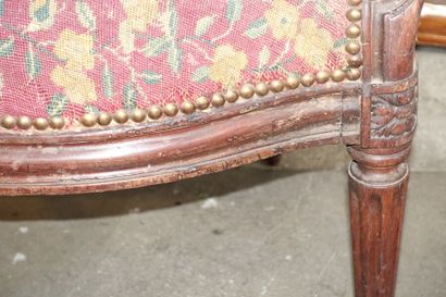 Réunion de deux fauteuils en hêtre teinté...