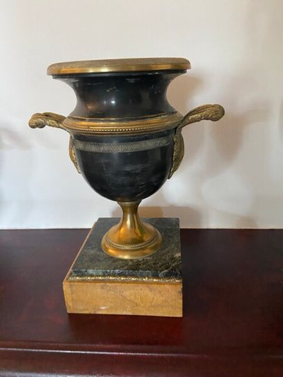 Paire de vases balustre en bronze patiné...