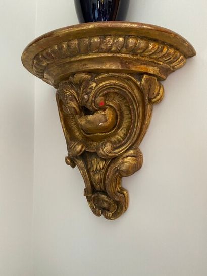 Console d'applique en bois doré à décor de...