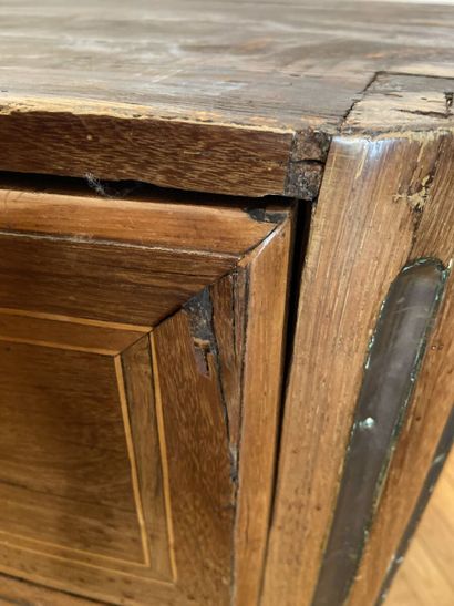 Commode en placage à décor de filets, ouvrant...