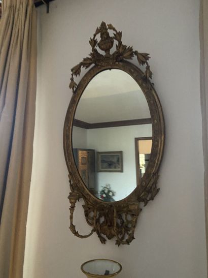 Miroir ovale en bois doré à deux bras de...