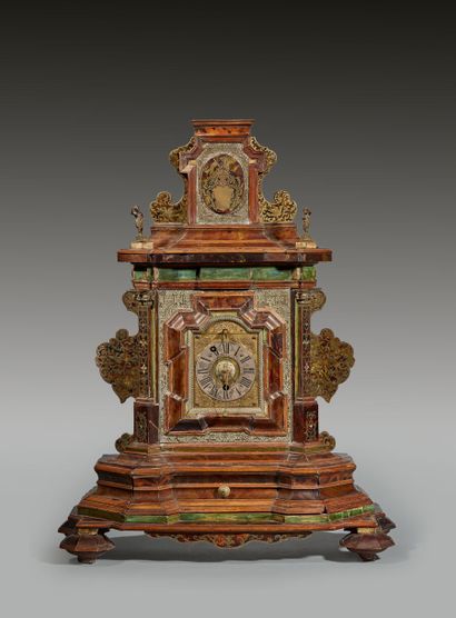 Pendule en écaille et incrustations de laiton...