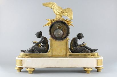 Pendule à l'étude en bronze patiné et bronze...