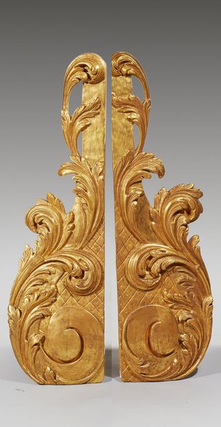 Paire de motifs ornementaux en bois sculpté...