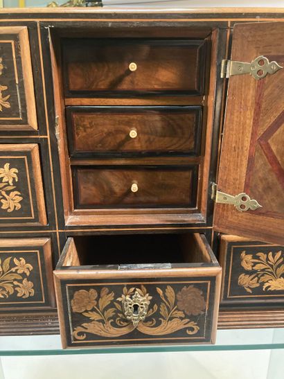 Cabinet en marqueterie ouvrant par sept tiroirs...