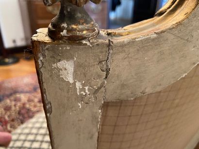 Canapé en bois peint et doré à dossier et...